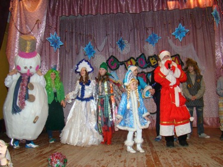 Участники Новогоднего представления на сцене